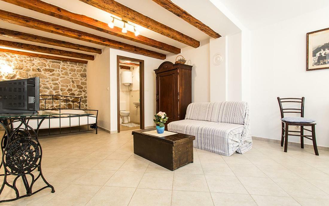 Apartment & Room Antonio Vrbnik Luaran gambar