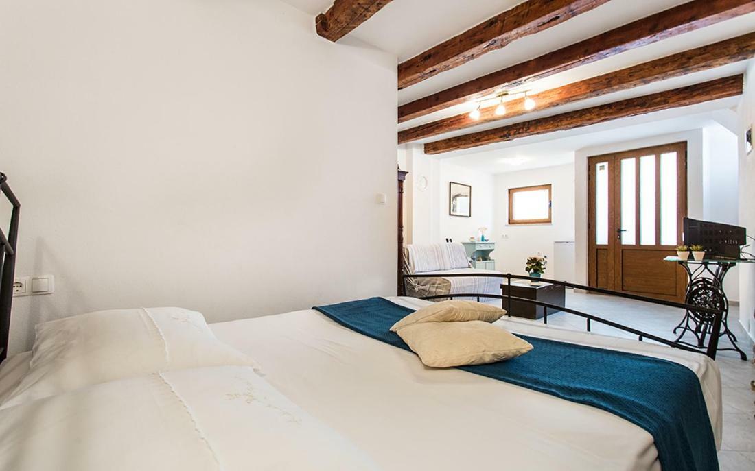 Apartment & Room Antonio Vrbnik Luaran gambar
