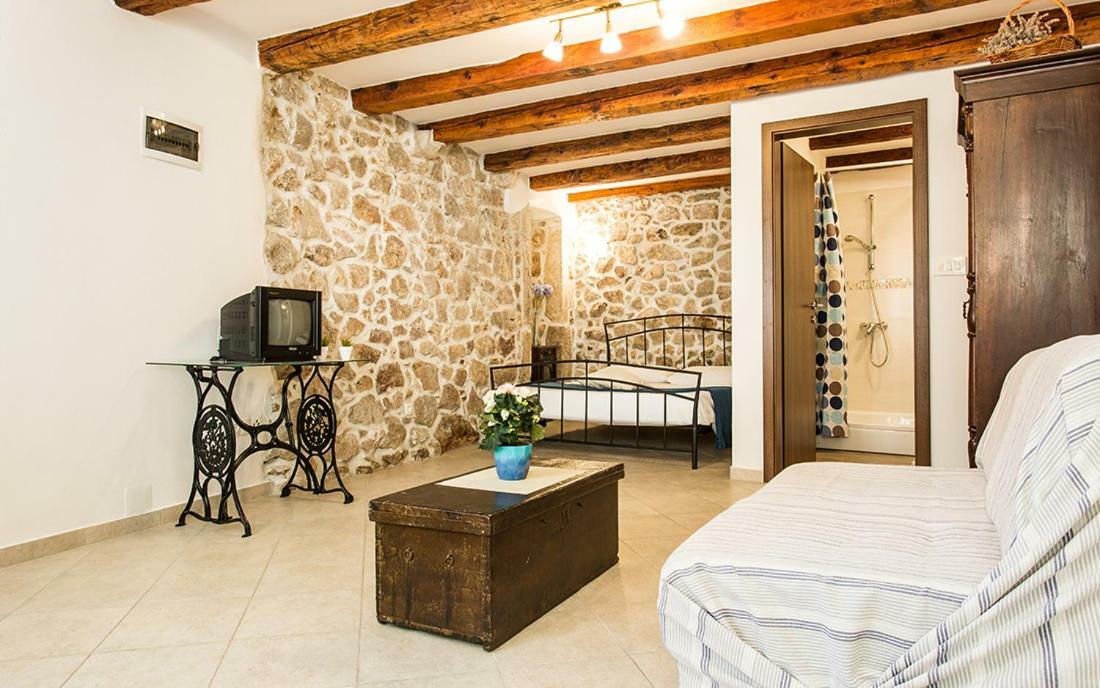 Apartment & Room Antonio Vrbnik Luaran gambar